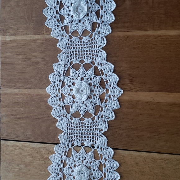 Handmade doili table runner 8 - Picture 4 of 6